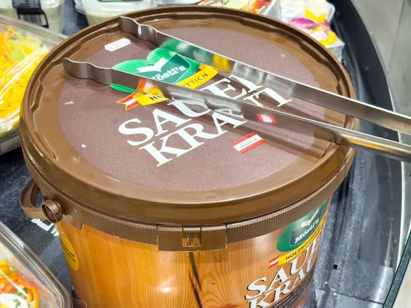 Market vitrininde maşalı lahana turşusu konteynırı.