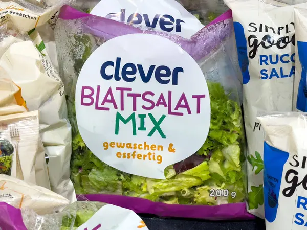 Taze akıllı blattsalat karışık ambalajlı yapraklı sebzeler mağaza rafında sergileniyor.