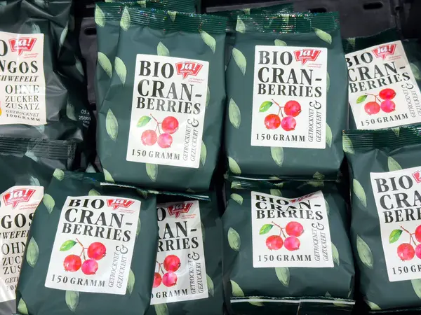 Organik biyolojik yaban mersini paketleri depoda sergileniyor.