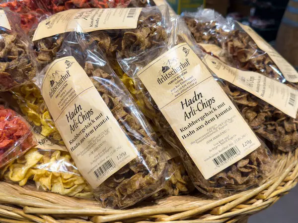 Market sepetinde çeşitli zanaatkar habanero çipleri.