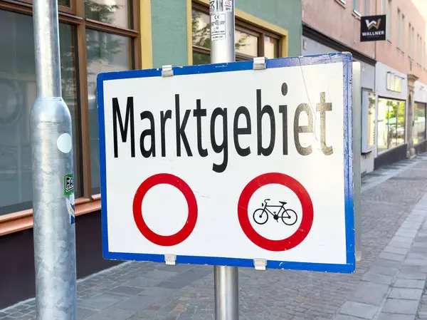 Kentsel alanda araçları ve bisikletleri kısıtlayan Marktgebiet imzası.