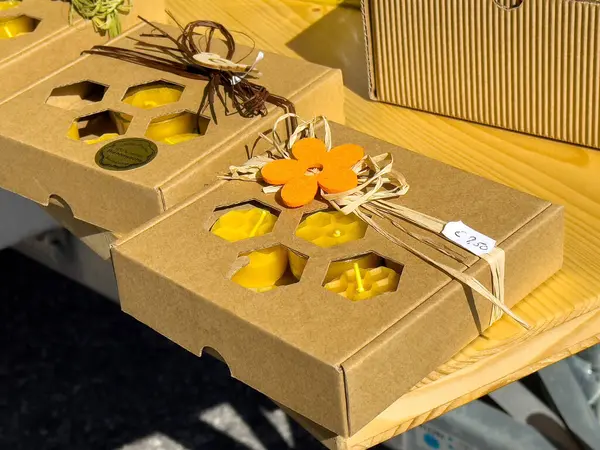 Dekoratif çiçekli el yapımı balmumu mumlar..