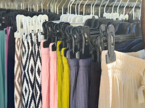 Kadın pantolonlarının renkli çeşitleri mağazada sergileniyor..