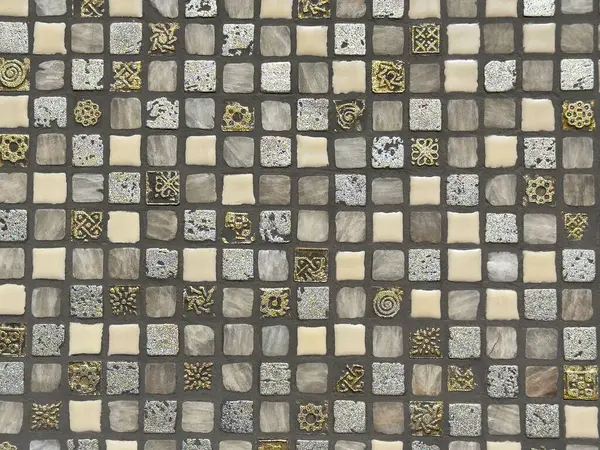 Metalik aksanlı ve desenli karmaşık mozaik fayans tasarımı.