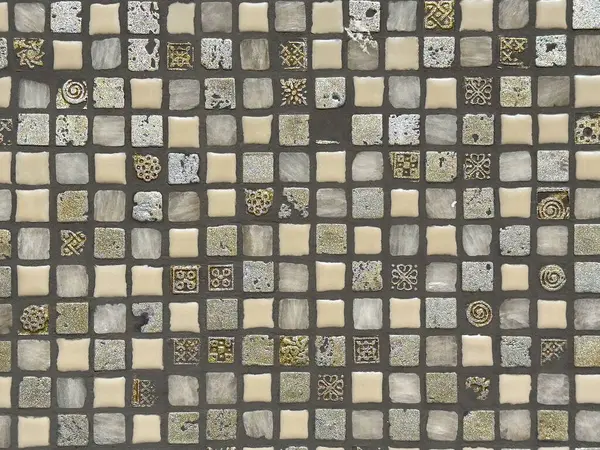 Karmaşık kare mozaik desenli ve topraksı tonlarıyla.