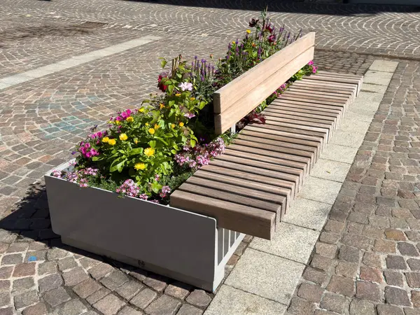 Parke sokağında renkli çiçek desenli şehir bankı..