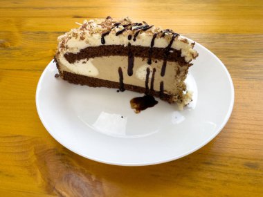 Çikolata ve vanilyalı kek, fındıklı ve çikolatalı, beyaz tabakta..