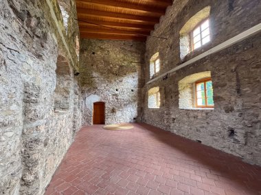 Güneşli pencereleri ve ahşap tavanı olan tarihi taş döşeme.