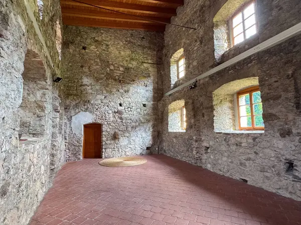 Kemerli pencereli ve ahşap tavanlı tarihi taş döşeme.
