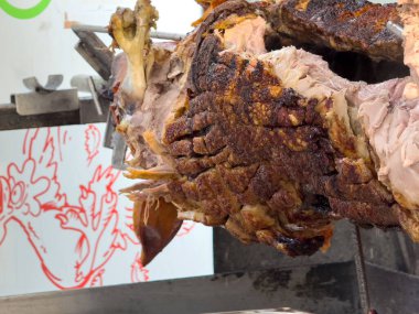 Tükürüğünde çıtır çıtır derili sulu kavrulmuş et.