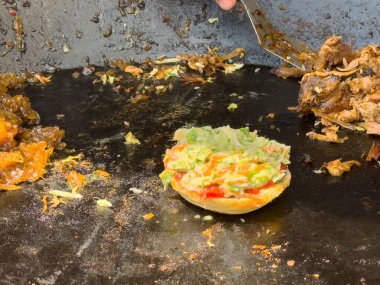 Lahana salatalı sandviç ve ızgarada et hazırlama..