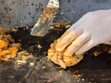 Izgara et ve ızgara ızgarayla lezzetli tacolar hazırlıyorum..