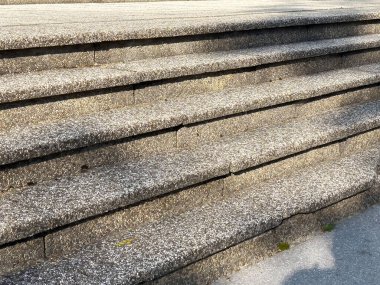 Beton merdiven açık havada, güneş ışığı gölgeli..