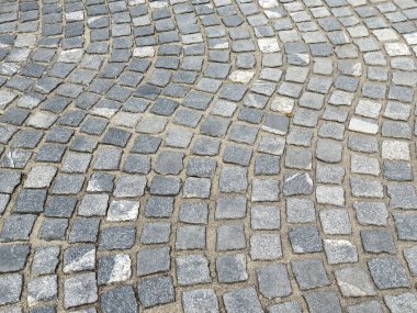 Şehir merkezinde gri taşlar ve kum ile parke deseni.