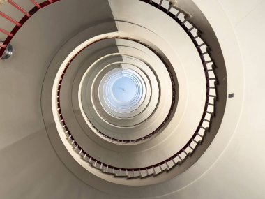 Mimari simetri ve aydınlık merdiven içi.