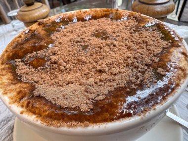 Seramik bardakta kahverengi şekerli kapuçino..