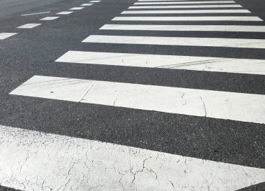 Asfalt yolda beyaz yaya geçitli şehir yaya geçidi..