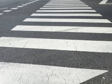 Beyaz çizgili asfalt yolda boş yaya geçidi.