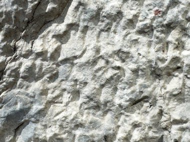 Doğal desenli kaba gri kaya dokusuna yakın çekim.