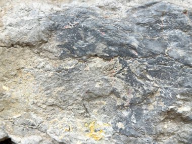 Kırık ve renk çeşitleriyle pürüzlü doğal taş dokusu.