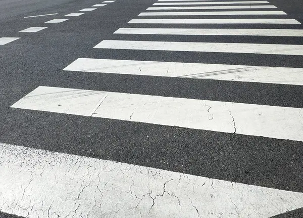 Asfalt yolda beyaz yaya geçitli şehir yaya geçidi..