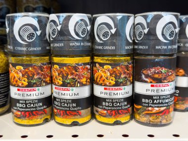 Tarvisio, İtalya - 01 Haziran 2025: Despar Premium BBQ Cajun baharat kavanozları seramik öğütücü, renkli etiketlerle bakkal rafında düzenlenmiştir