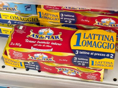 Tarvisio, İtalya - 01 Haziran 2025: Süpermarket raflarındaki MAR ton balığı ambalajı renkli tasarım ve çekici markalaşma ile promosyon teklifini vurguluyor