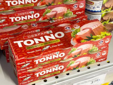 Tarvisio, İtalya - Haziran 01, 2025: Despar Tonno zeytinyağında konserve ton balığı dikkat çekici ambalajı ve ürün çeşitliliğini vurgulayarak bir süpermarket rafında sergilenmektedir
