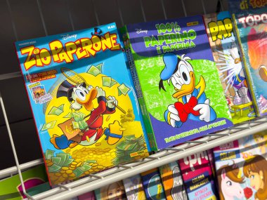 Tarvisio, İtalya - 01 Haziran 2025: Zio Paperone çizgi romanları Scrooge McDuck 'ı renkli resimlerle sergiliyor, Disney hayranlarına ve çizgi roman koleksiyoncularına sesleniyor