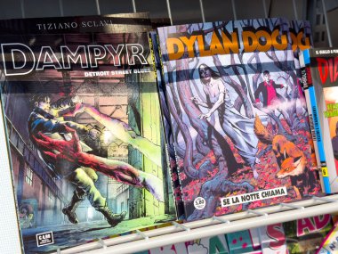 Tarvisio, İtalya - 01 Haziran 2025: Dampyr ve Dylan Dog 'un çizgi roman kapakları belirgin bir şekilde renkli çizimler ve ilgi çekici temalar içeren bir rafta sergilenmektedir