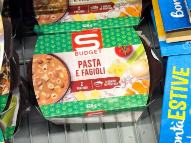 Tarvisio, İtalya - 01 Haziran 2025: Bütçe makarnası ve fagioli yemeği süpermarket rafında, hızlı pişirme ve uygun yemek deneyimi için ideal