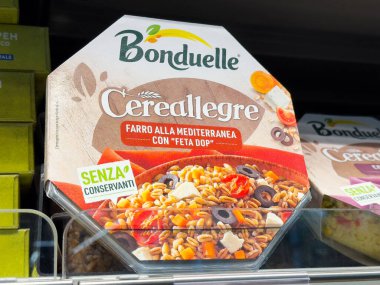 Tarvisio, İtalya - 01 Haziran 2025: Bonduelle Cereallegre Akdeniz farro ambalajı mağaza rafında renkli malzemeler ve kopyalama alanı ile sağlıklı yemek seçenekleri vurgulanıyor