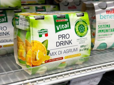 Tarvisio, İtalya - 01 Haziran 2025: Hayati Pro İçecek narenciye içecek ambalajı parlak renkler ve sağlık yardımları sergiliyor, bakkalda alışveriş yapanlara hitap ediyor