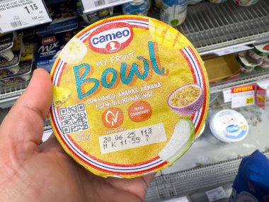 Tarvisio, İtalya - Haziran 01, 2025: Cameo My Fruit Bowl ambalajı vitrinleri mango, ananas ve muz aromalı parlak renklerde bir markette