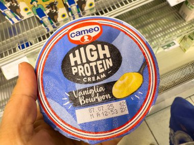 Tarvisio, İtalya - 01 Haziran 2025: Bir market koridorunda renkli ambalaj ve ürün detaylarının yer aldığı Cameo Yüksek Protein Kremi Vanilla Bourbon