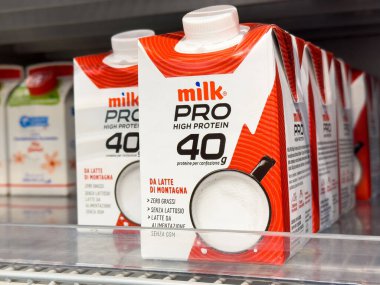 Tarvisio, İtalya - 01 Haziran 2025: Süt PRO yüksek protein kutuları süpermarket raflarında düzenli olarak düzenlenerek besin değerleri ve çekici tasarımları vurgulanıyor