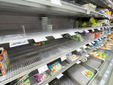 Tarvisio, İtalya - 01 Haziran 2025: Süpermarket rafları sınırlı süt ürünleri ve boş alanlar gösteriyor, tedarik zinciri sorunları ve marketlerdeki tüketici talebini yansıtıyor