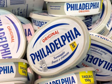 Tarvisio, İtalya - 01 Haziran 2025: Philadelphia krem peynir küvetleri bir markette yığılmıştır, tanınabilir marka ve mutfak ilhamı için ambalajlar vurgulanmıştır