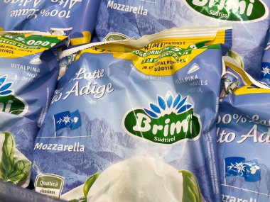 Tarvisio, İtalya - 01 Haziran 2025: Mavi ambalajlı Brimi mozzarella peyniri, Güney Tyrol 'dan kaliteli süt ürünü, çeşitli yemekler için mükemmel