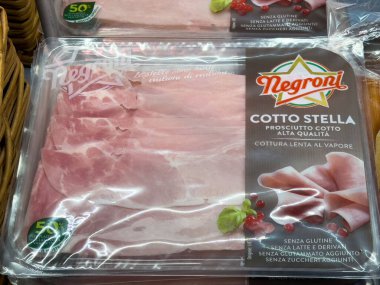 Tarvisio, İtalya - 01 Haziran 2025: Negroni Cotto Stella prosciutto bir market ortamında kalitesini ve tazeliğini vurgulayarak açık bir ambalajda sunuluyor