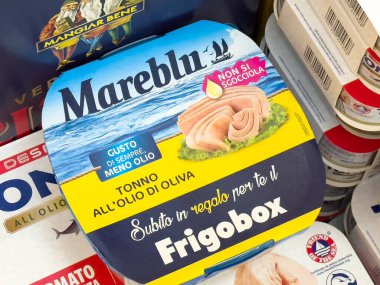 Tarvisio, İtalya - 01 Haziran 2025: Mareblu ton balığı konservesi çeşitli konserve ürünleri arasında yer alıyor, cazip ambalajı ve kaliteli deniz ürünleri cazibesini vurguluyor