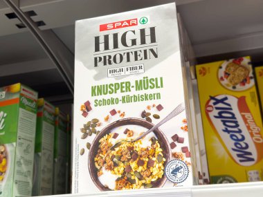 Tarvisio, İtalya - 01 Haziran 2025: SPAR Yüksek Protein Knusper-Musli kutusu belirgin bir şekilde bir süpermarket rafına yerleştirilir ve besin maddeleri sergilenir