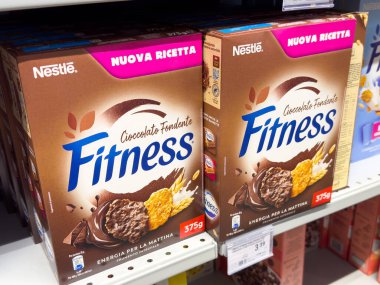 Tarvisio, İtalya - 01 Haziran 2025: Nestle Fitness çikolatalı tahıl gevreği kutuları sağlık bilincine sahip müşterilere hitap eden bir süpermarket rafında belirgin bir şekilde sergilenmektedir