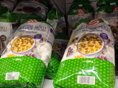 Tarvisio, İtalya - 01 Haziran 2025: Süpermarket raflarında tahıl müsli poşetleri, besleyici kahvaltı tercihleri ve renkli ambalajları vurguluyor