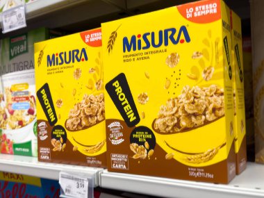 Tarvisio, İtalya - 01 Haziran 2025: Misura protein mısır gevreği kutuları dikkat çekici tasarım ve sağlığa duyarlı kahvaltı seçiminin vurgulandığı süpermarket rafına yerleştirilir
