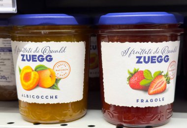 Tarvisio, İtalya - Haziran 01, 2025: Zuegg meyvesi kayısı ve çilek aromalı kavanozları süpermarket raflarında sergiliyor, çekici ambalaj ve renkleri vurguluyor