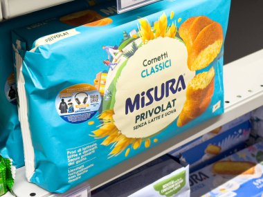Tarvisio, İtalya - 01 Haziran 2025: Misura Privolat Süpermarket rafında klasik Cornetti paketleme, parlak renkleri vurgulamak ve atıştırmalık meraklıları için davet tasarımı