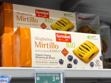 Tarvisio, İtalya - 01 Haziran 2025: Yaban mersini ve buğday içeren organik hamur işi, süpermarket raflarında canlı renklerle ve çekici tasarımlarla sergileniyor