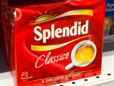 Tarvisio, İtalya - 01 Haziran 2025: Parlak kırmızı renk ve çekici tasarım içeren muhteşem Classico kahve paketi bir süpermarket rafında sergileniyor