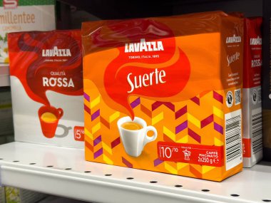 Tarvisio, İtalya - 01 Haziran 2025: Lavazza Suerte kahve paketi rafta, renkli tasarım ve markalaşma içeriyor, kahve meraklıları için ideal